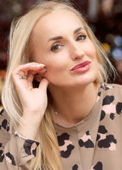 Irina, (42), aus Osteuropa ist Single